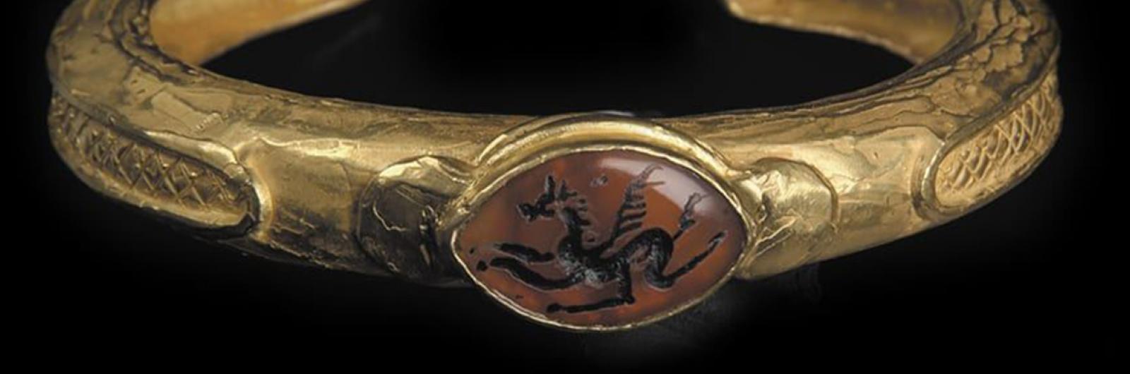 Alvaro e Correnti, bracciale in oro a decori geometrici con corniola incisa raffigurante un drago
