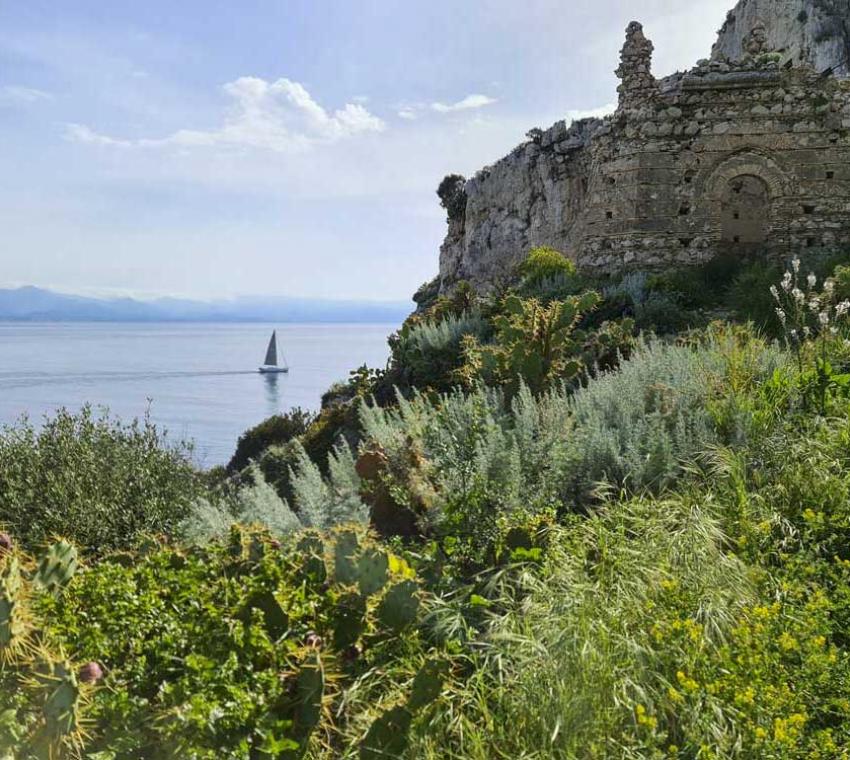 Gita in barca alla scoperta delle grotte e dei faraglioni di Milazzo