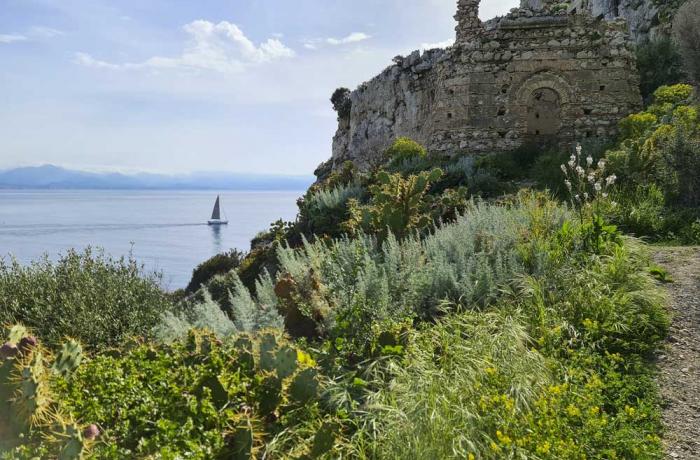 Gita in barca alla scoperta delle grotte e dei faraglioni di Milazzo