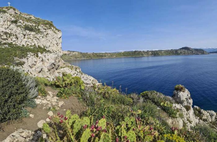 Gita in barca alla scoperta delle grotte e dei faraglioni di Milazzo