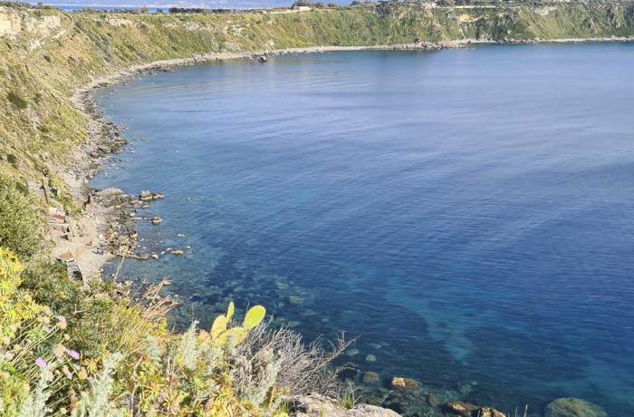 Gita in barca alla scoperta delle grotte e dei faraglioni di Milazzo