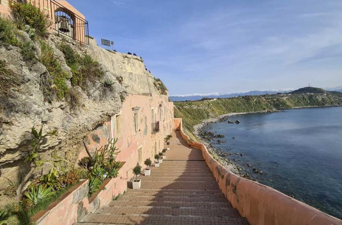 Gita in barca alla scoperta delle grotte e dei faraglioni di Milazzo