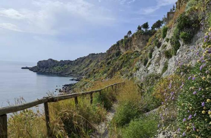 Gita in barca alla scoperta delle grotte e dei faraglioni di Milazzo