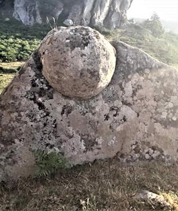 Argimusco - Roccia con sfera