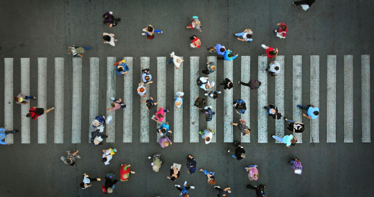 cover di persone che attraversano le strisce inquadrate dall'alto